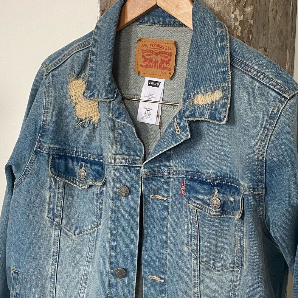 brand new men’s distressed Levi’s denim jacket, size XL